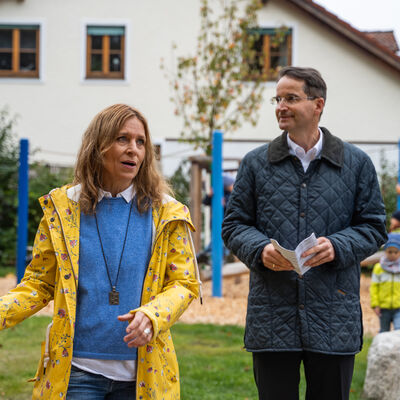 Oberb&uuml;rgermeister Michael Kern erf&auml;hrt von Christina Bergsteiner vom Gartenamt, worauf bei der Neugestaltung geachtet wurde. 