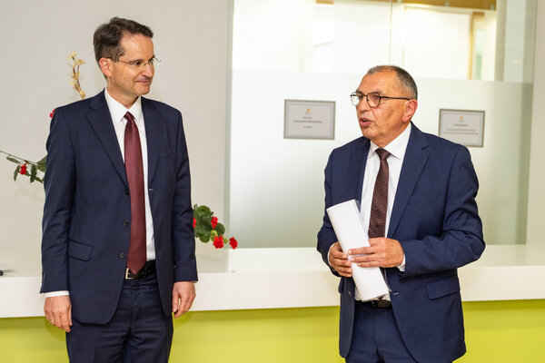 Oberbürgermeister Dr. Michael Kern (l.) zusammen mit Hans Maier, geschäftsführender Stiftungsvorstand 
