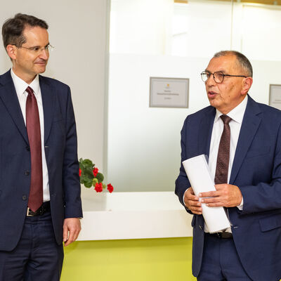 Oberbürgermeister Dr. Michael Kern (l.) zusammen mit Hans Maier, geschäftsführender Stiftungsvorstand 