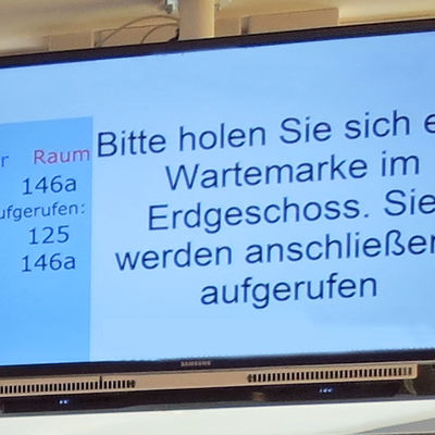 Bild vergrößern: Sobald Ihre Nummer aufgerufen wird, stehen wir Ihnen gerne zur Verfügung.