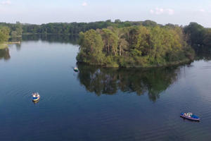 Bild vergrößern: Auwaldsee mit Booten
