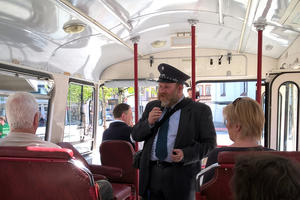 Bild vergrößern: Stadtführung mit Schaffner Schorsch im Nostalgiebus