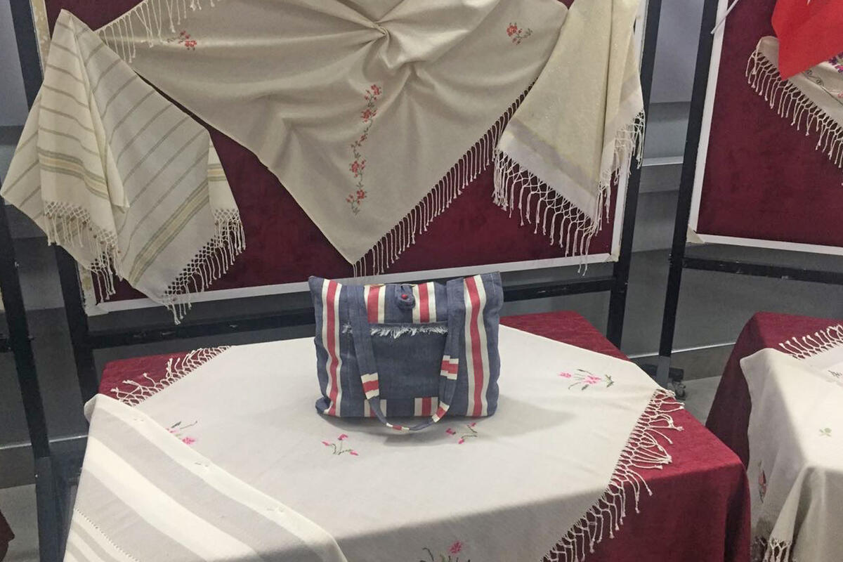 Fatma &Ouml;zkahraman: "Webstoffe - Tasche"