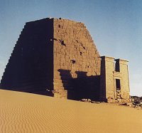 Grab-Pyramide von Meroë. Foto: D. Wildung