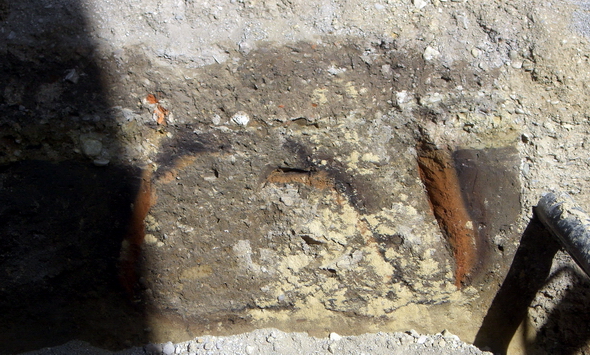 Erdofen unter dem Straenbelag der Schffbrustrae 2011. Foto: Stadtmuseum Ingolstadt, Dr. Gerd Riedel