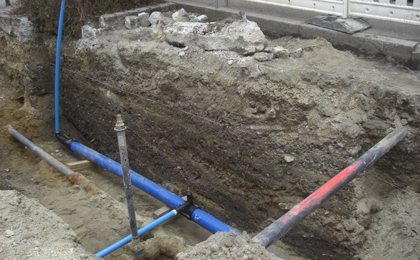 Braune Verfllschichten des Stadtgrabens des 13. Jahrhunderts in der Schffbrustrae. Foto: Stadtmuseum Ingolstadt, Dr. Gerd Riedel