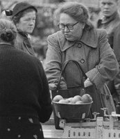 Wochenmarkt Ingolstadt 1955. Foto: Kurt Scheuerer