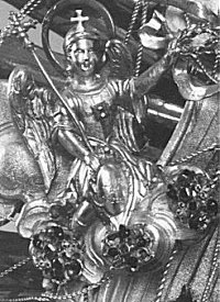 Erzengel Michael, darunter drei Kettenglieder. Foto: Manfred Scheuerer, um 1970