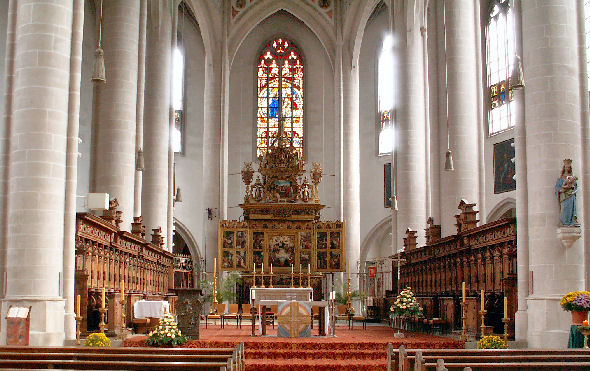 Altarraum im Münster. Foto: Kurt Scheuerer